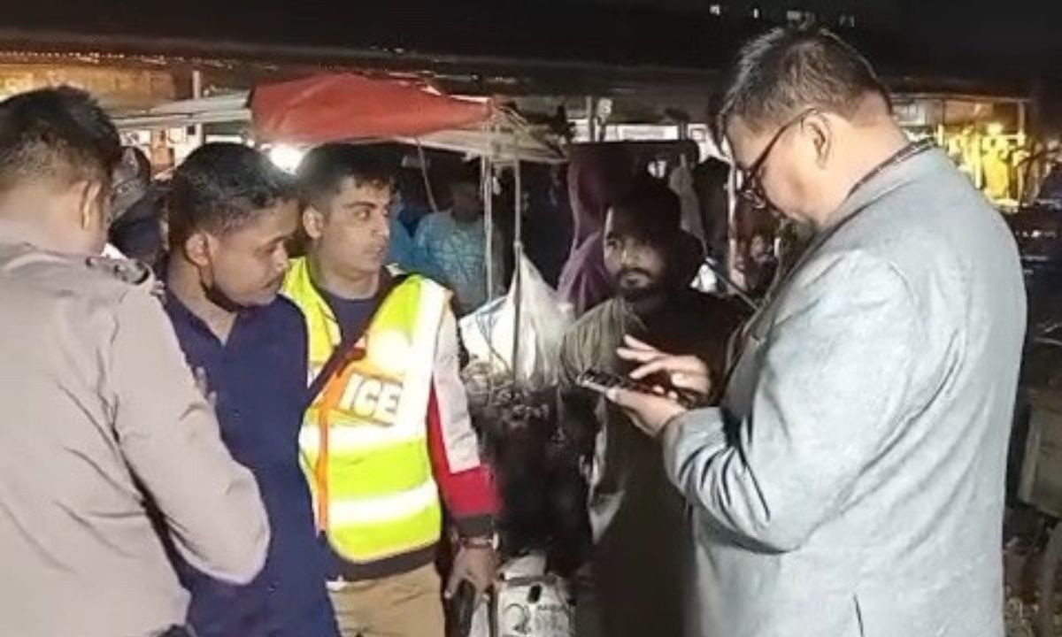 ঘটনাস্থল পরিদর্শনে পুলিশ। ছবি : রূপালী বাংলাদেশ