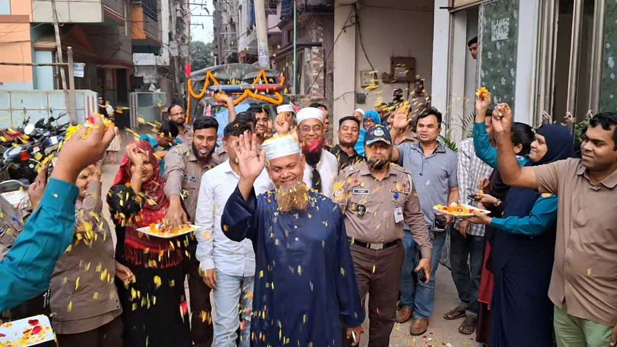 কনস্টেবল আব্দুস সালামের রাজকীয় বিদায়। ছবি : রূপালী বাংলাদেশ