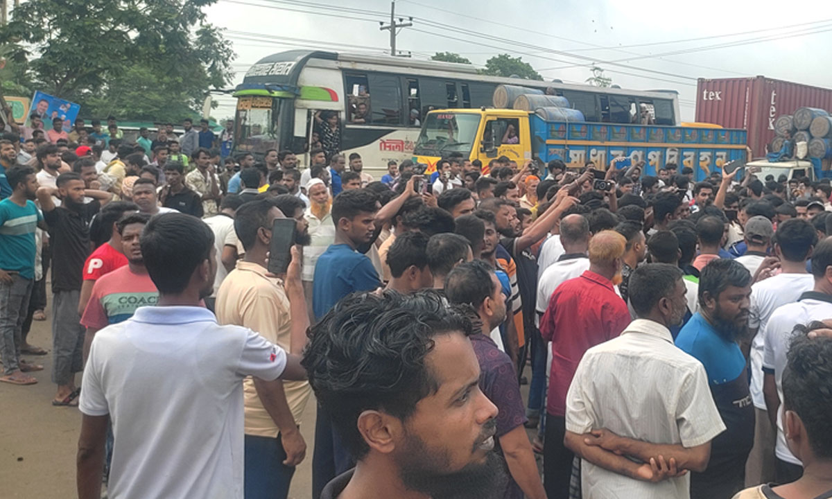 ১০ দফা দাবিতে গাজীপুরের শ্রীপুরের জৈনা বাজার এলাকায় আজ রোববার সকাল থেকে ঢাকা-ময়মনসিংহ মহাসড়ক অবরোধ করে রাখেন শ্রমিকেরা।     ছবি- সংগৃহীত