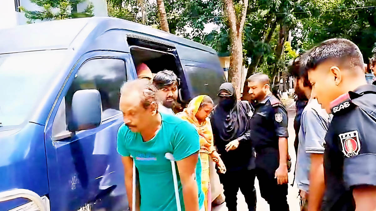 শ্রীপুরে অবৈধ অস্ত্র উদ্ধারে গিয়ে র‍্যাব সদস্যদের মারধর। ছবি- রূপালী বাংলাদেশ