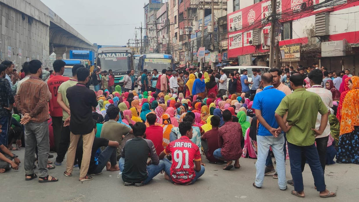 ঢাকা-ময়মনসিংহ মহাসড়কে প্রায় দেড় ঘণ্টা অবরোধ করে রাখে শ্রমিকরা।   ছবি- রূপালী বাংলাদেশ