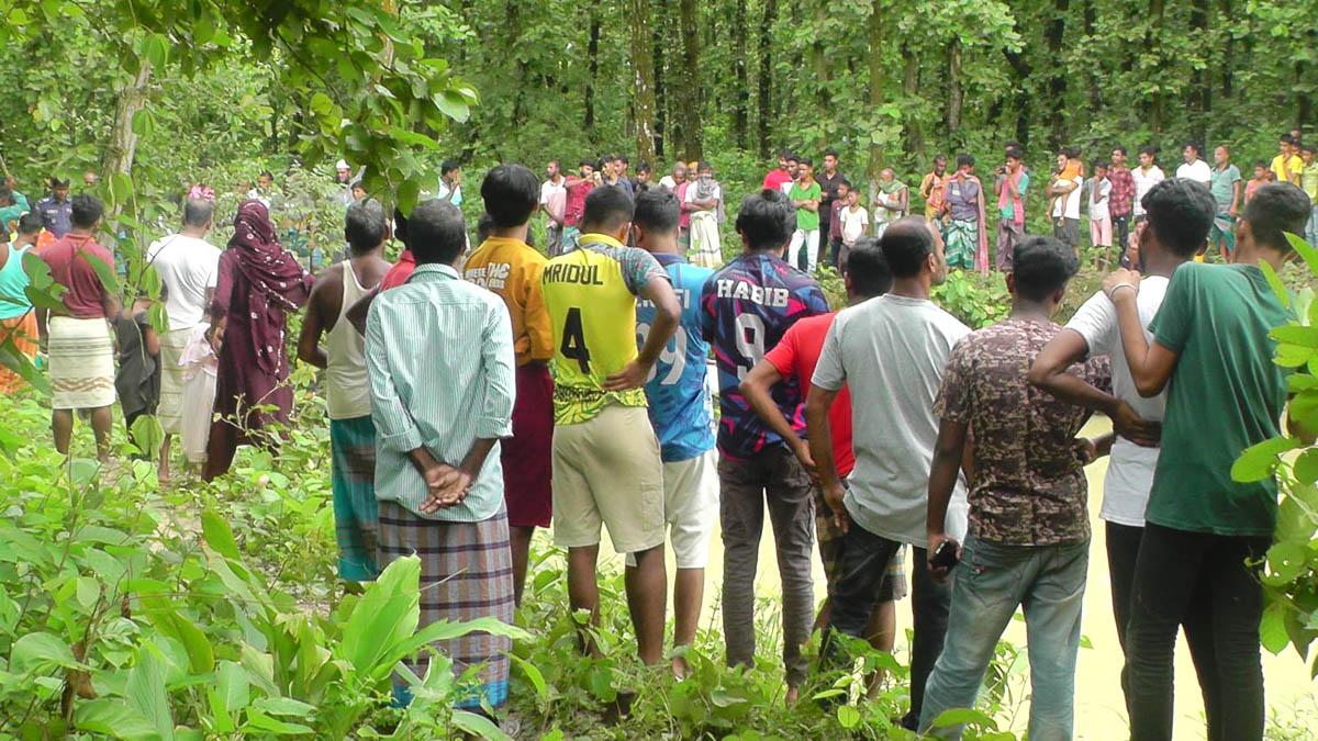 ঘটনাস্থলে স্থানীয়দের ভিড়। ছবি- রূপালী বাংলাদেশ
