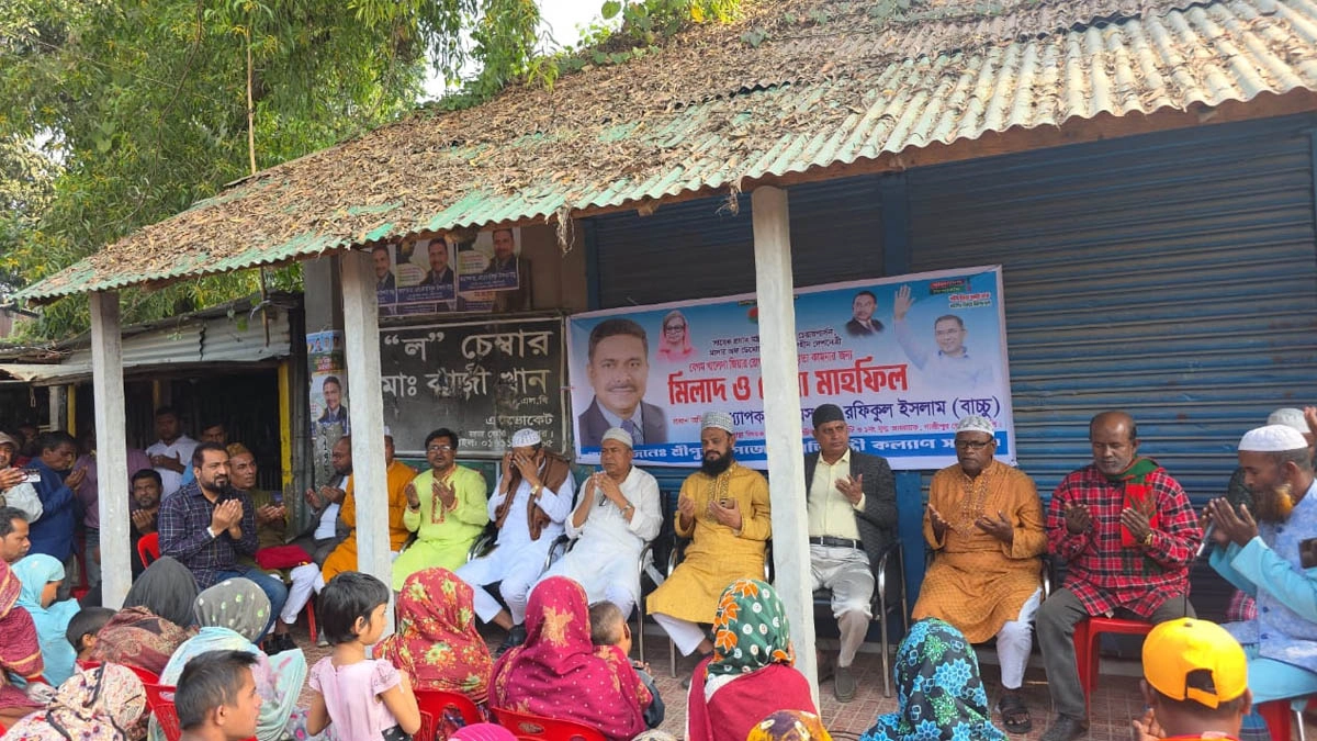 শ্রীপুর উপজেলা প্রতিবন্ধী কল্যাণ সমিতির কার্যালয় প্রাঙ্গণে এই দোয়ার আয়োজন করা হয়।  ছবি- রূপালী বাংলাদেশ