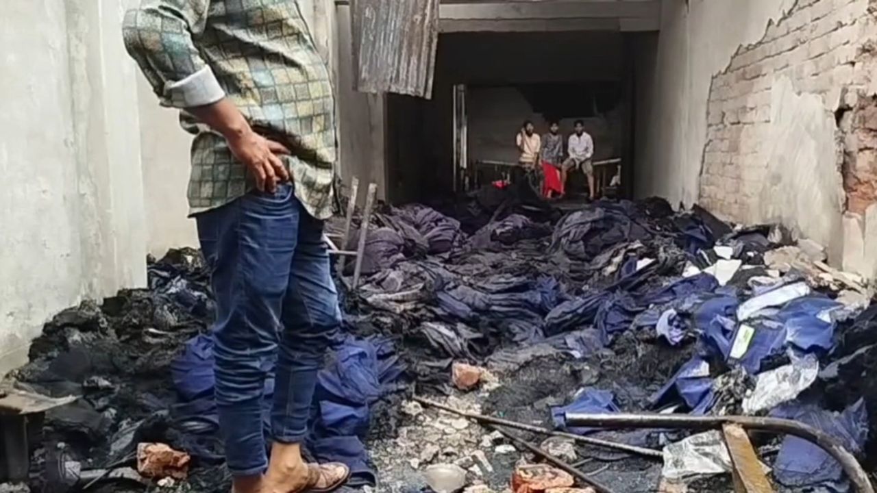 আগুনে পুড়ে ছাই হয়ে যাওয়া গেঞ্জির দোকান। ছবি- রূপালী বাংলাদেশ