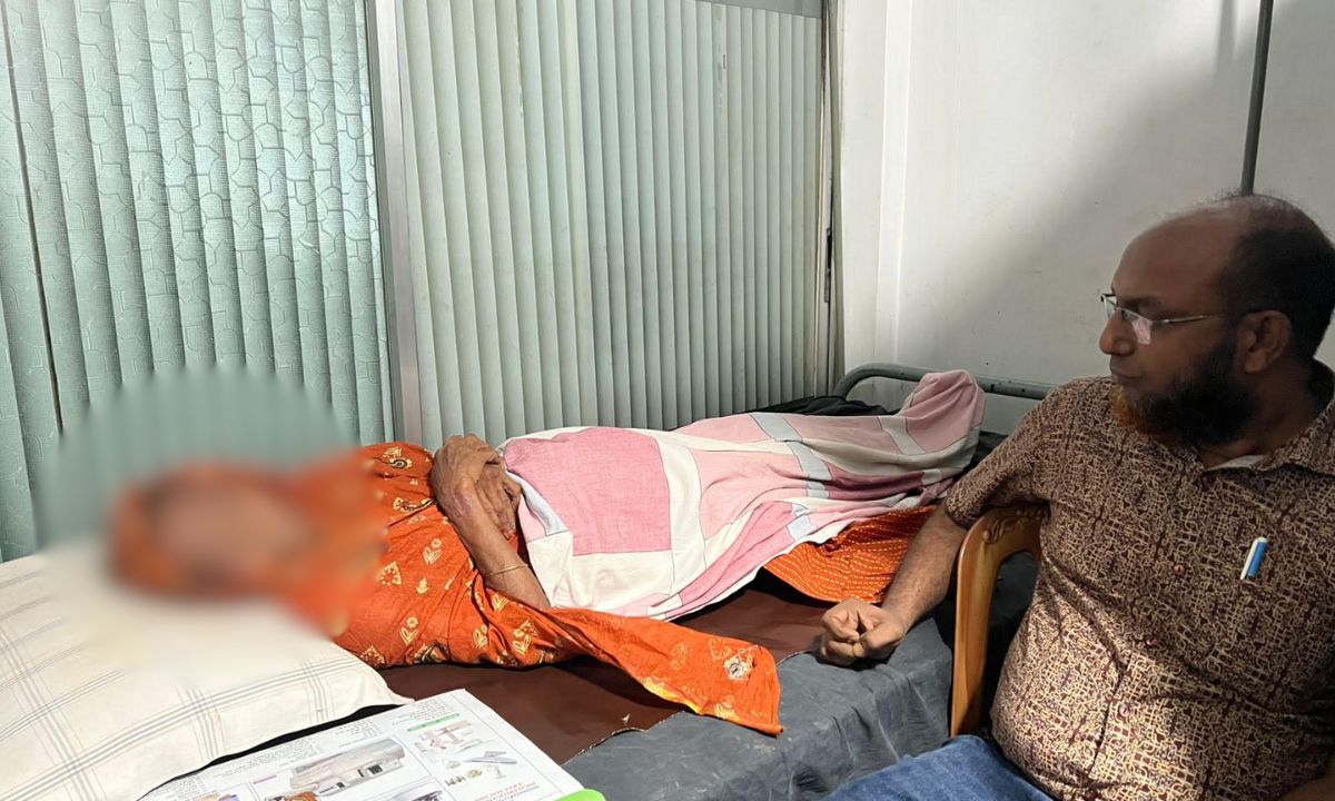 ভুক্তভোগী রোগী আনোয়ারা বেগম হাসপাতালে শুয়ে আছেন। ছবি- রূপালী বাংলাদেশ