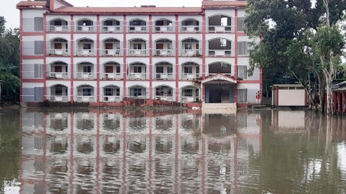 খারুয়া বড়াইল উচ্চ বিদ্যালয় ও সরকারি প্রাথমিক বিদ্যালয়ের মাঠে সামান্য বৃষ্টিতেই হাঁটুপানি। ছবি- রূপালী বাংলাদেশ