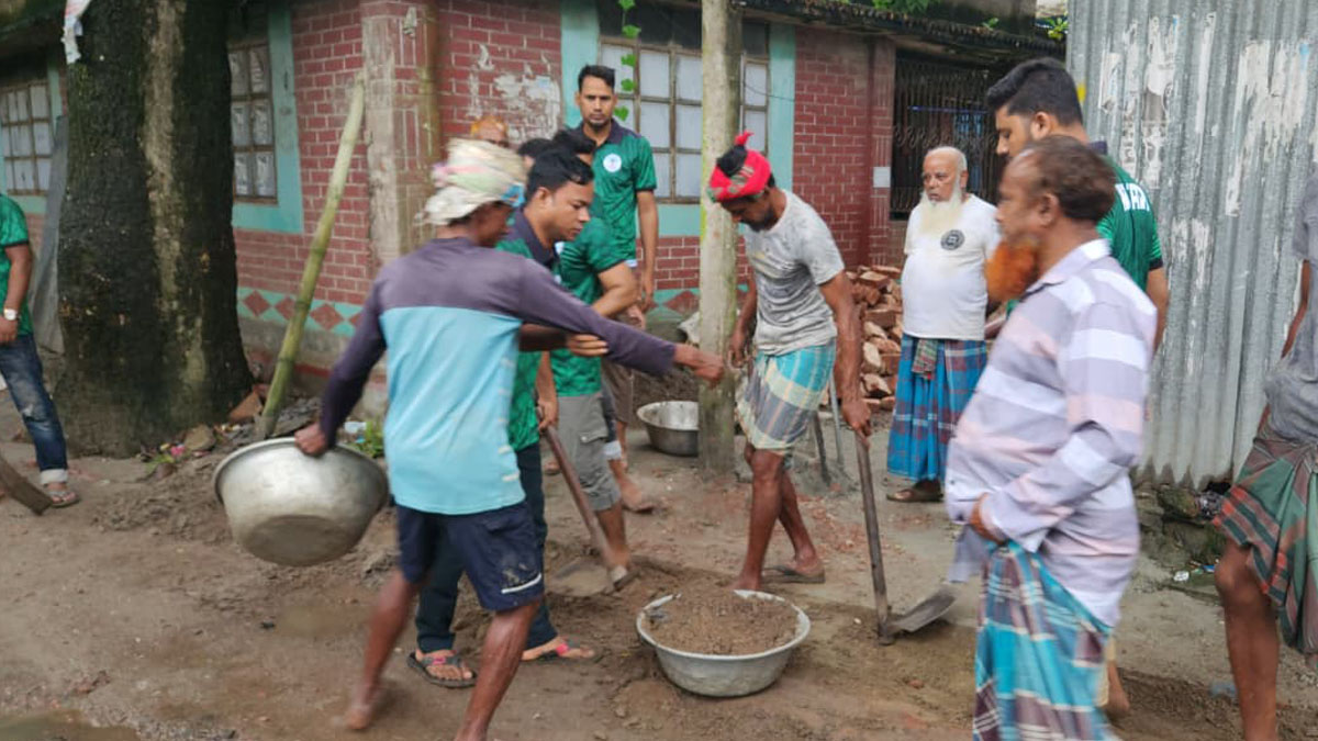 বড়ইকান্দি ভাটের চর হিলফুল ফুজুল যুব সংগঠনের উদ্যোগে এক কিলোমিটার রাস্তা সংস্কার। ছবি- রূপালী বাংলাদেশ