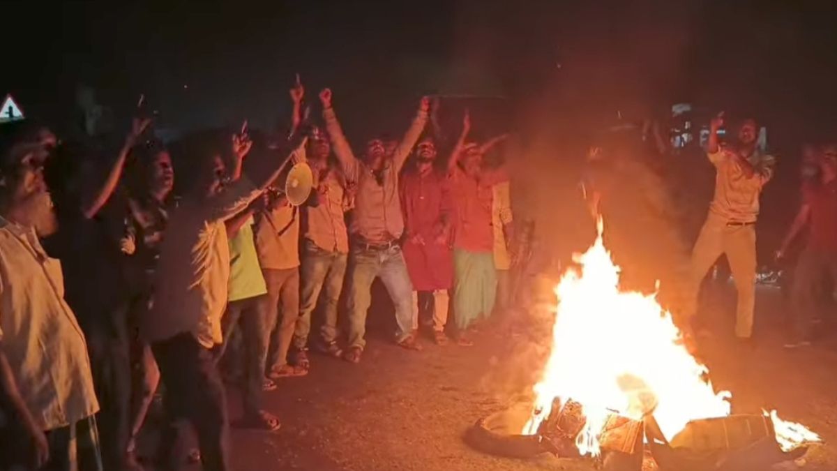 ময়মনসিংহের গৌরীপুরে বিক্ষোভ মিছিল ও সড়কে টায়ারে আগুন জ্বালিয়ে অবরোধ।ছবি- রূপালী বাংলাদেশ