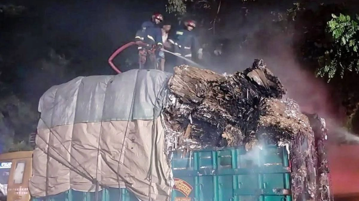 মুন্সীগঞ্জের গজারিয়ায় ট্রাকে আগুন। ছবি- রূপালী বাংলাদেশ