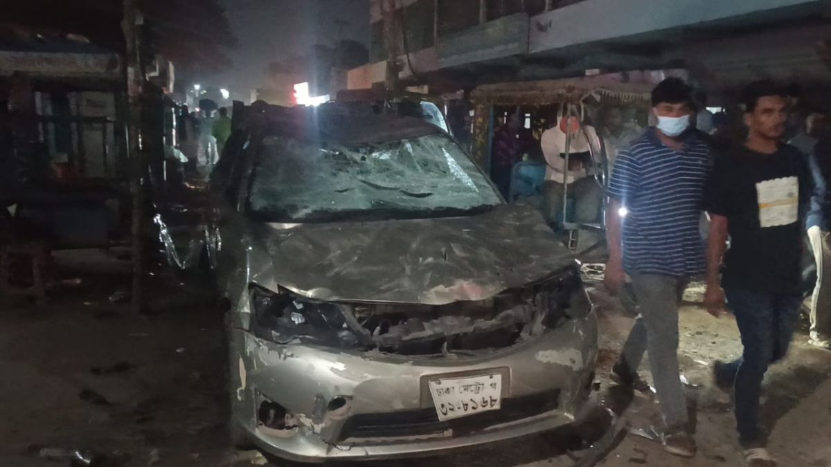 সংঘর্ষের সময় ভাঙচুর করা প্রাইভেটকার। ছবি- রূপালী বাংলাদেশ