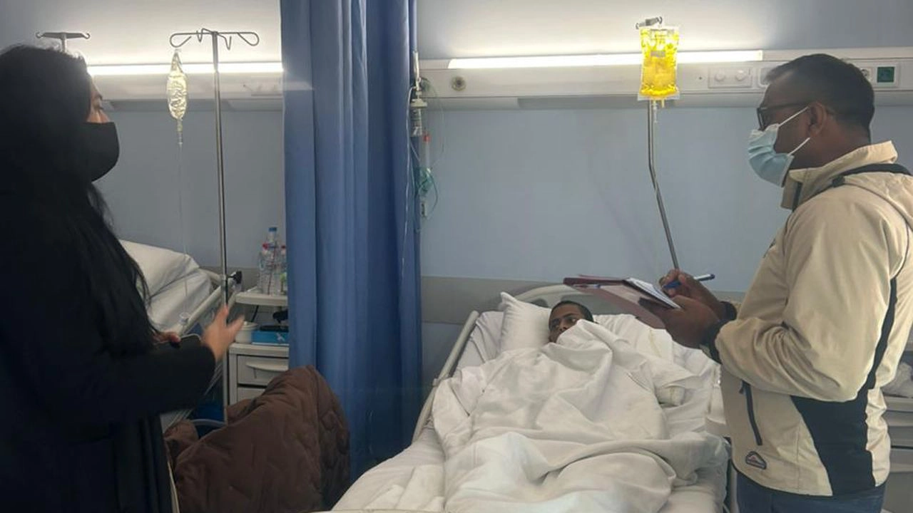 অসুস্থ হয়ে হাসপাতালে ভর্তি বাংলাদেশিরা। ছবি : সংগৃহীত