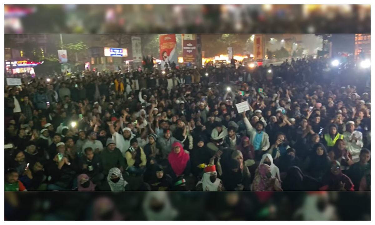 হাদি হত্যার বিচার দাবিতে শাহবাগ মোড় অবরোধ। ছবি- সংগৃহীত