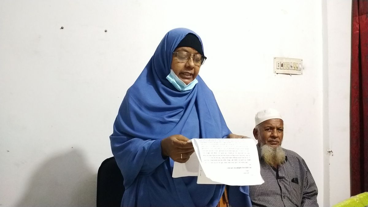 লিখিত বক্তব্য পাঠ করেন শাহ আলমের বিধবা স্ত্রী হালিমা আক্তার। ছবি- রূপালী বাংলাদেশ