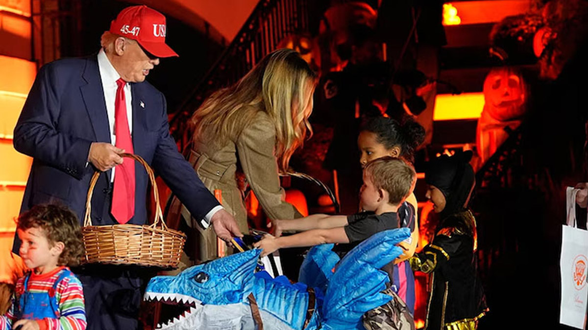 হ্যালোইন উপলক্ষে শিশুদের চকলেটসহ বিভিন্ন উপহার সামগ্রী বিতরণ করেন মার্কিন প্রেসিডেন্ট ডনাল্ড ট্রাম্প।   ছবি- সংগৃহীত