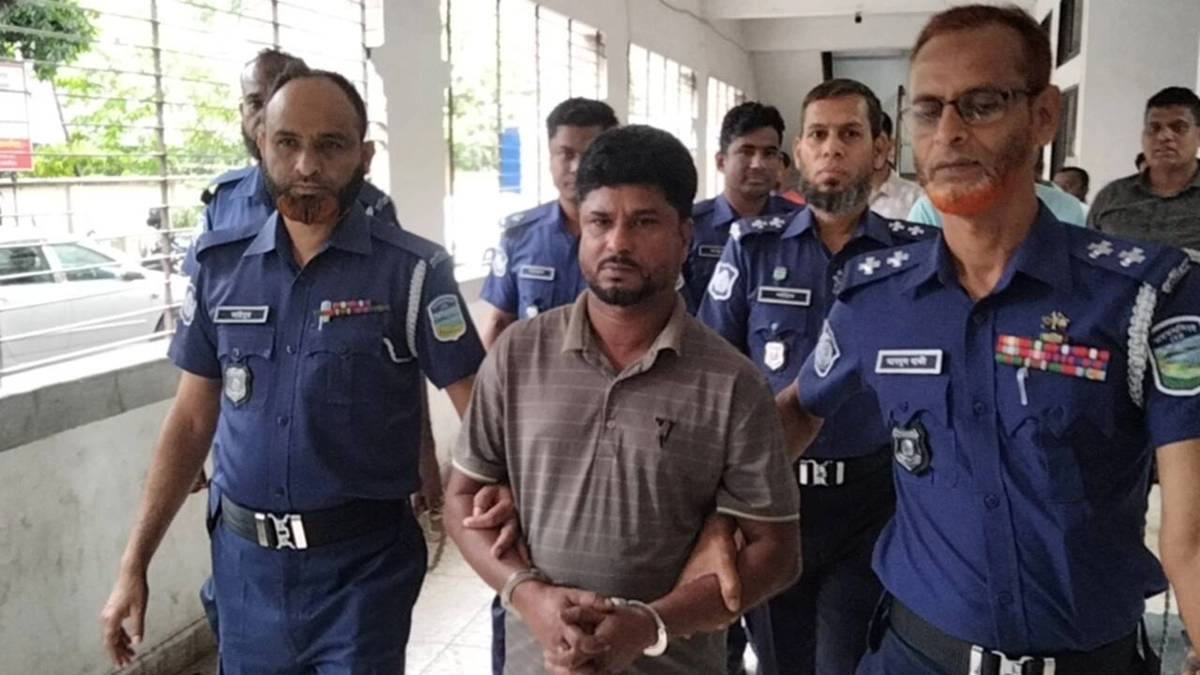 আসামি শ্রী সুজিত চন্দ্র শীলকে কারাগারে নেওয়া হয়। ছবি : রূপালী বাংলাদেশ