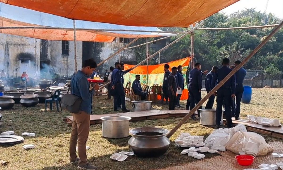 হামলার পর ঘটনাস্থলে পুলিশ। ছবি- রূপালী বাংলাদেশ