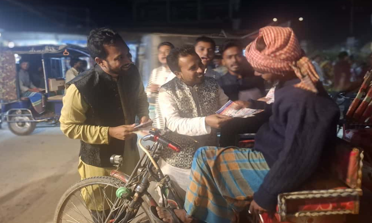 দলের নেতাকর্মীদের নিয়ে গণসংযোগ করেন  আবু হানিফ। ছবি- সংগৃহীত