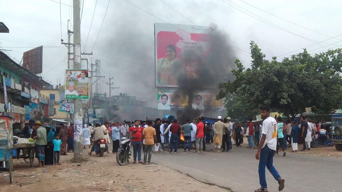 মনোনয়ন বঞ্চিত এম.এ. হান্নানের সমর্থকদের সড়ক অবরোধ। ছবি- রূপালী বাংলাদেশ