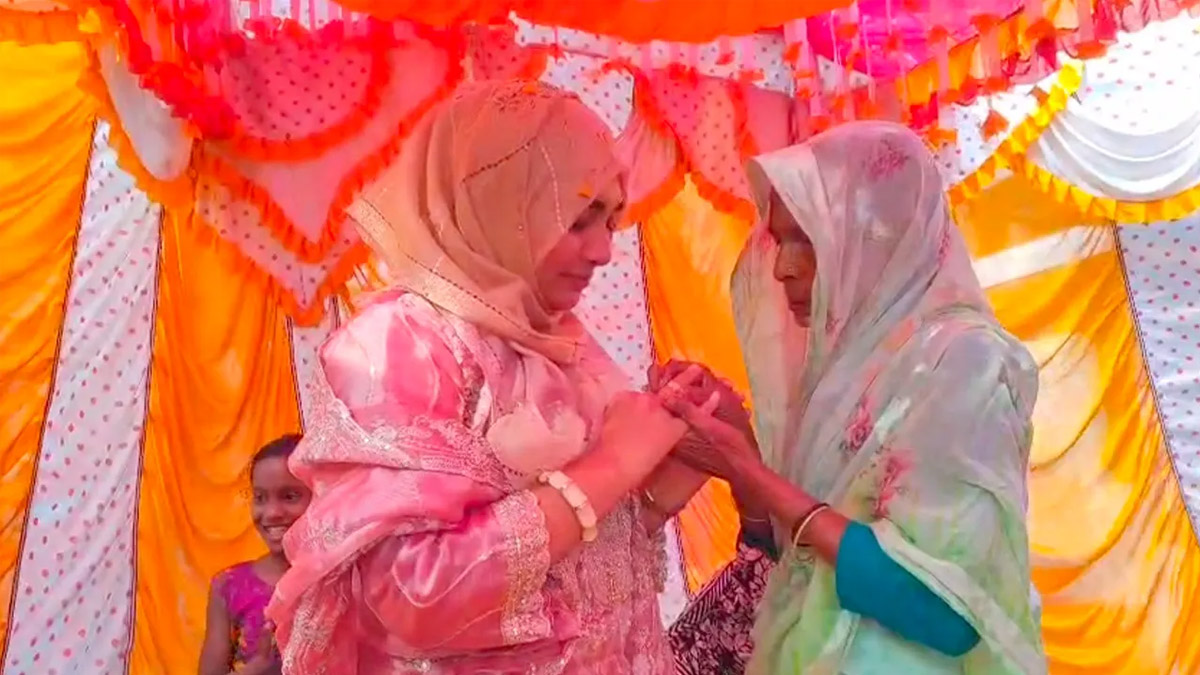 হান্নান মাসউদের স্ত্রীকে স্বর্ণের আংটি উপহার।  ছবি : সংগৃহীত