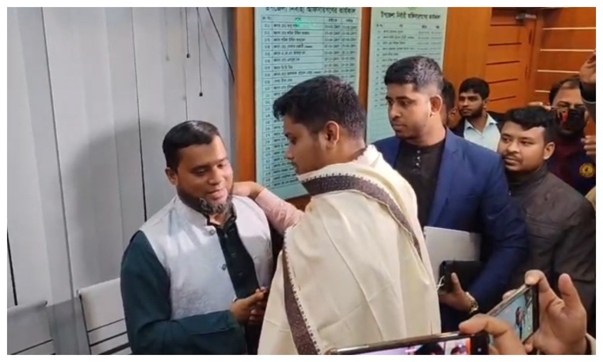 জামায়াত ইসলামীর স্থানীয় নেতা মো. সাইফুল ইসলাম ও জাতীয় নাগরিক পার্টির (এনসিপি) দক্ষিণাঞ্চলের মুখ্য সংগঠক হাসনাত আবদুল্লাহ। ছবি : সংগৃহীত