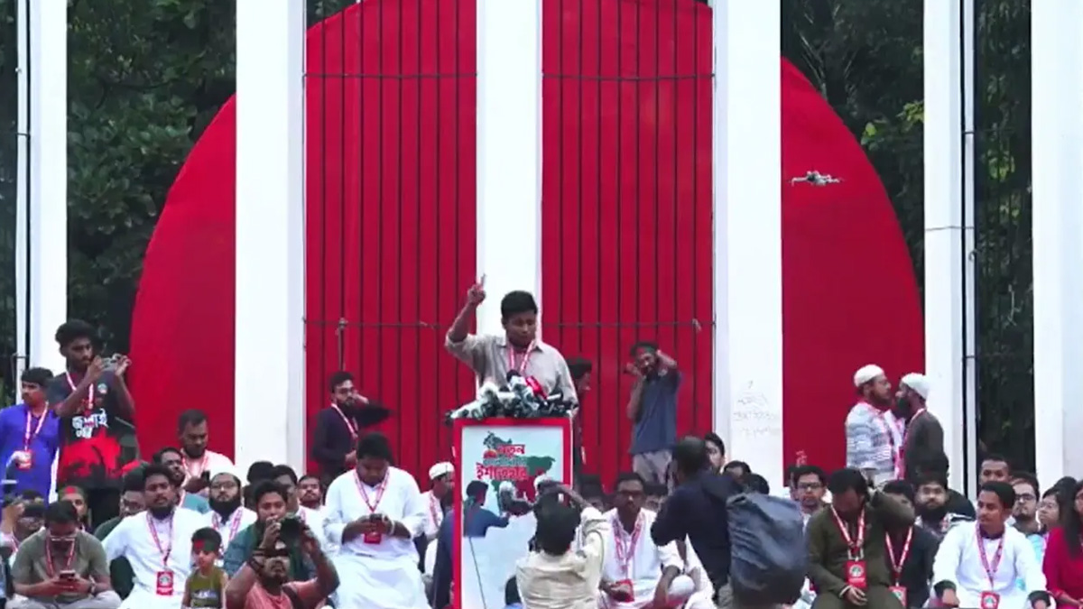 ‘নতুন বাংলাদেশের ইশতেহার’ ঘোষণার সমাবেশে কথা বলেন হাসনাত আবদুল্লাহ। ছবি- সংগৃহীত