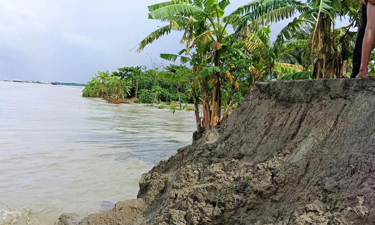 হাতিয়া বেড়িবাঁধ ভেঙে প্লাবিত বিস্তীর্ণ অঞ্চল।     ছবি- সংগৃহীত