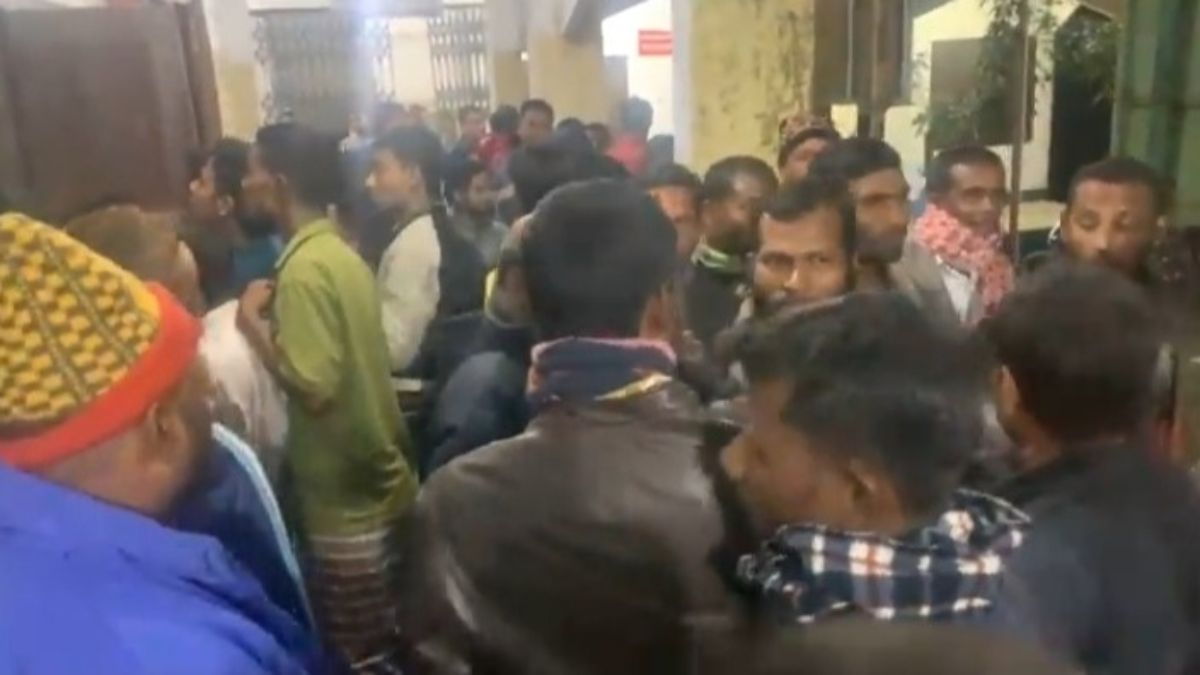 কৃষি কর্মকর্তাসহ ডিলারকে হাতীবান্ধায় অবরুদ্ধ। ছবি- রূপালী বাংলাদেশ