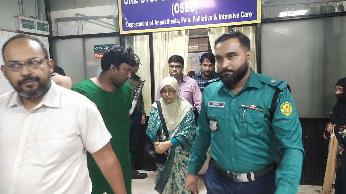 ঢাকা মেডিকেল কলেজ হাসপাতালে আহতদের খোঁজ নেন স্বাস্থ্য উপদেষ্টা। ছবি- সংগৃহীত