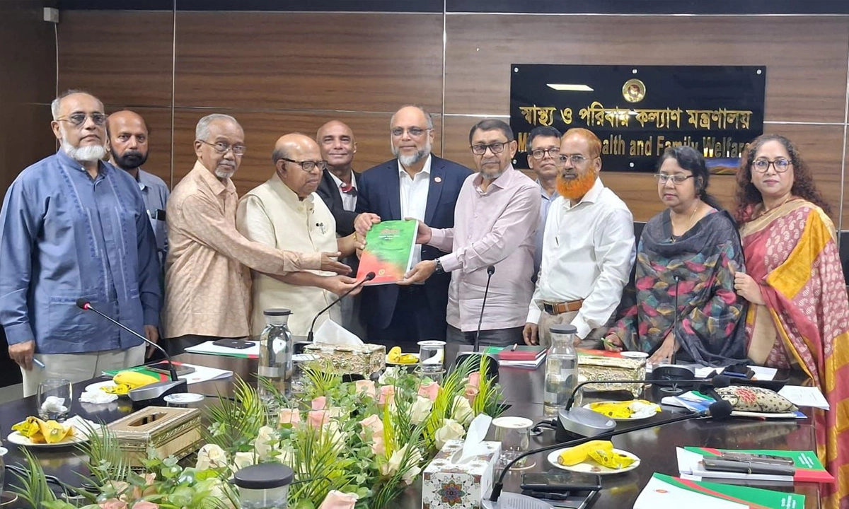 স্বাস্থ্যমন্ত্রীর সঙ্গে স্বাস্থ্য খাত সংস্কার কমিশন। ছবি : সংগৃহীত
