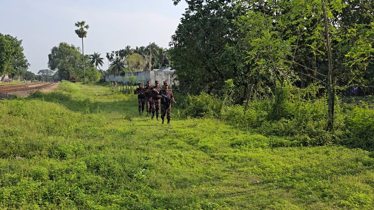 হিলি সীমান্তে অনুপ্রবেশ ঠেকাতে কঠোর অবস্থানে বিজিবি। ছবি : রূপালী বাংলাদেশ