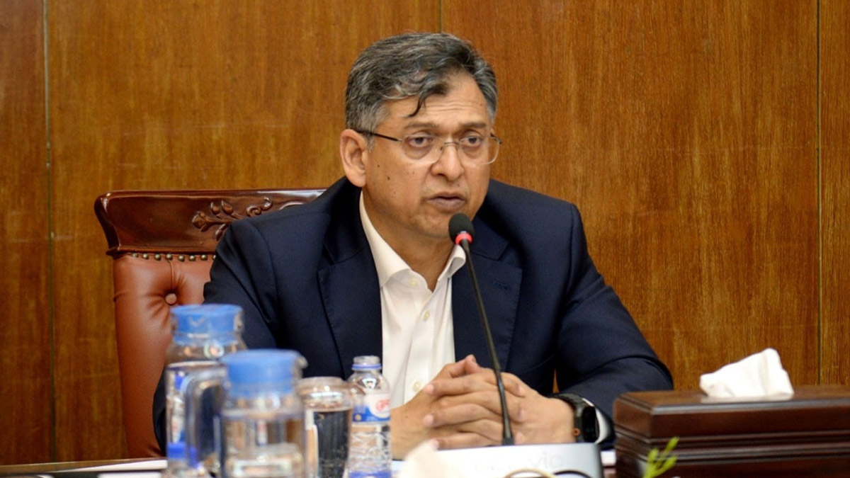 ডিএমপি সদর দপ্তর পরিদর্শন করে গণমাধ্যমে কথা বলছেন স্বরাষ্ট্রমন্ত্রী সালাহউদ্দিন আহমদ।  ছবি : সংগৃহীত