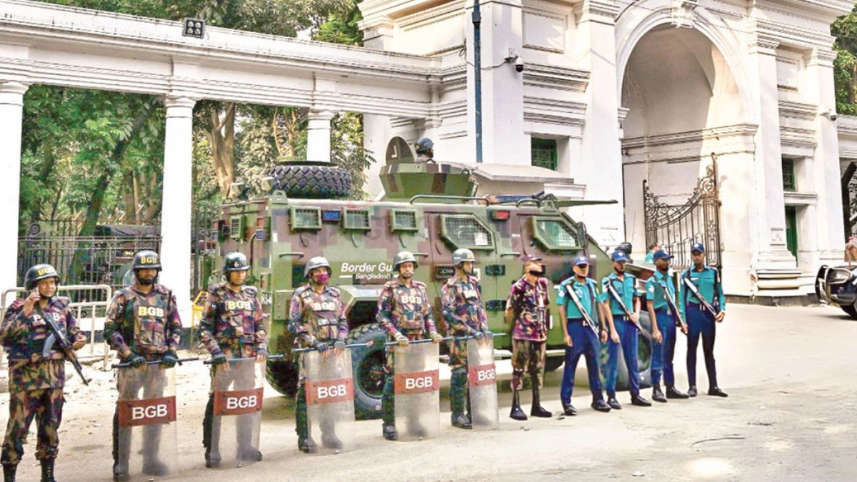 বুধবার হাইকোর্টের সামনে বিজিবি ও পুলিশ সদস্যদের অবস্থান। ছবি- রূপালী বাংলাদেশ