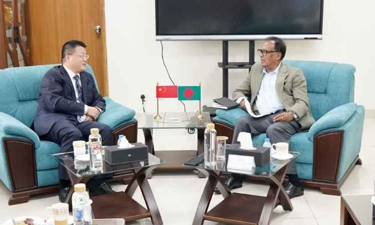 চীনের রাষ্ট্রদূত ইয়াও ওয়েনে ও তথ্যপ্রযুক্তি মন্ত্রী ফকির মাহবুব আনাম । ছবি : সংগৃহীত
