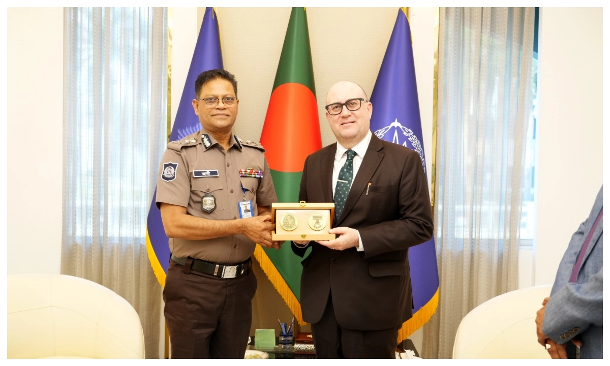 বাংলাদেশ পুলিশের মহাপরিদর্শক (আইজিপি) মো. আলী হোসেন ফকির ও মাল্টার রাষ্ট্রদূত রিউবেন গাউচি। ছবি- সংগৃহীত