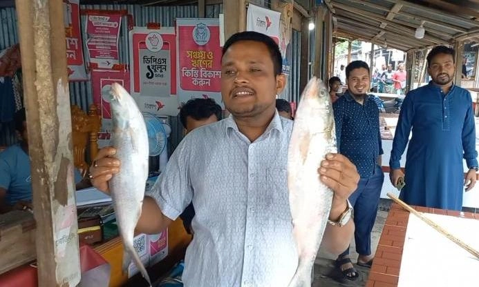 ভোলার মেঘনায় জেলেদের জালে দুই ‘রাজা ইলিশ’, ১০ হাজারে বিক্রি