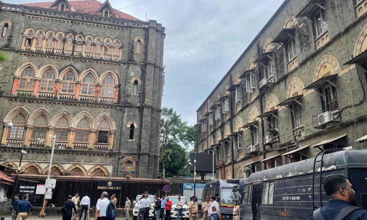 বোমা হামলার হুমকির পর মুম্বাই হাইকোর্ট প্রাঙ্গণে নিরাপত্তা জোরদার করা হয়েছে। ছবি- সংগৃহীত