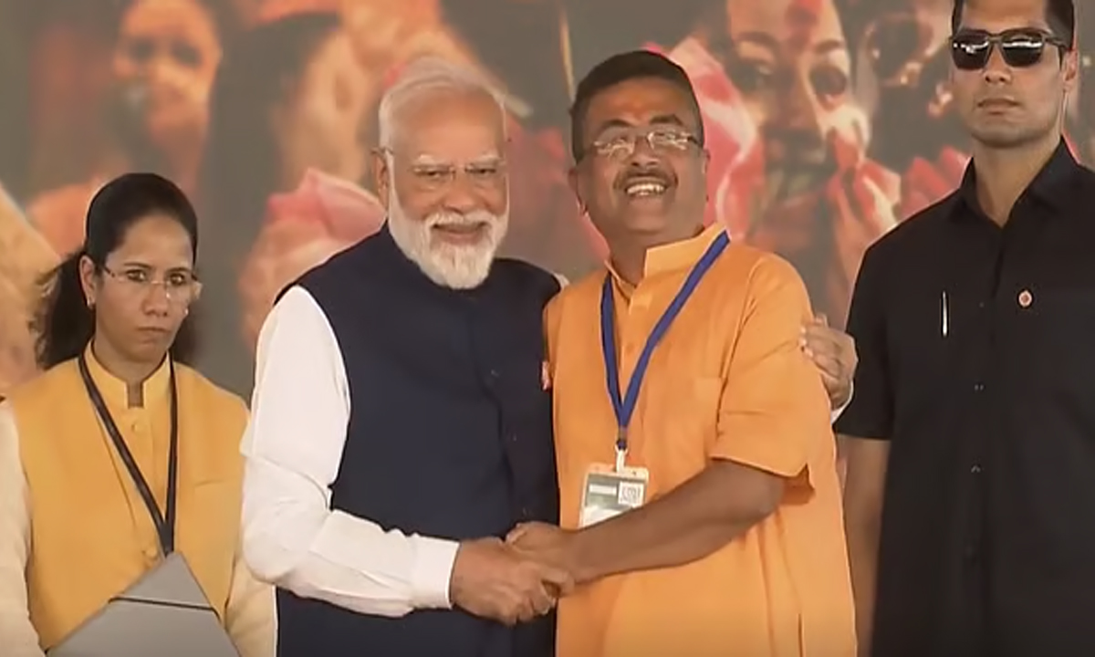 শপথ শেষে পশ্চিমবঙ্গের মুখ্যমন্ত্রী শুভেন্দু অধিকারীকে অভিবাদন জানান প্রধানমন্ত্রী নরেন্দ্র মোদি। ছবি : সংগৃহীত