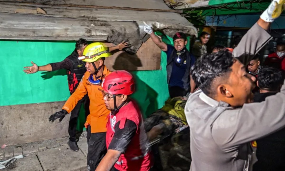 ইন্দোনেশিয়ায় স্কুলের ভবন ধসের ঘটনায় উদ্ধারকাজ চলছে। ছবি- সংগৃহীত
