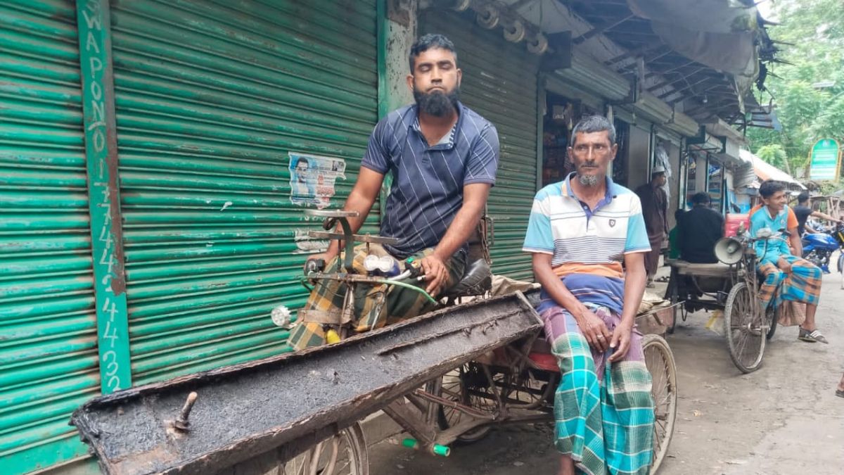 ইন্দুরকানীতে সরকারি পুলের বিম বিক্রিকালে আটক হওয়া ২ জন। ছবি- রূপালী বাংলাদেশ