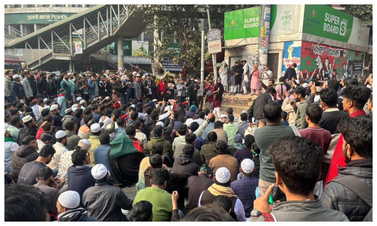 শাহবাগ অবরোধ করেছে ইনকিলাব মঞ্চ। ​​ছবি: সংগৃহীত