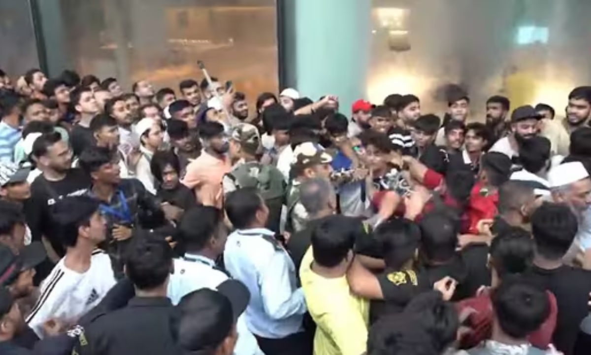 মুম্বাইয়ে অ্যাপলের একটি শাখায় লাইনে দাঁড়ানো কয়েকজনের মধ্যে হাতাহাতির ঘটনায় বিশৃঙ্খলা সৃষ্টি হয়। ছবি- সংগৃহীত