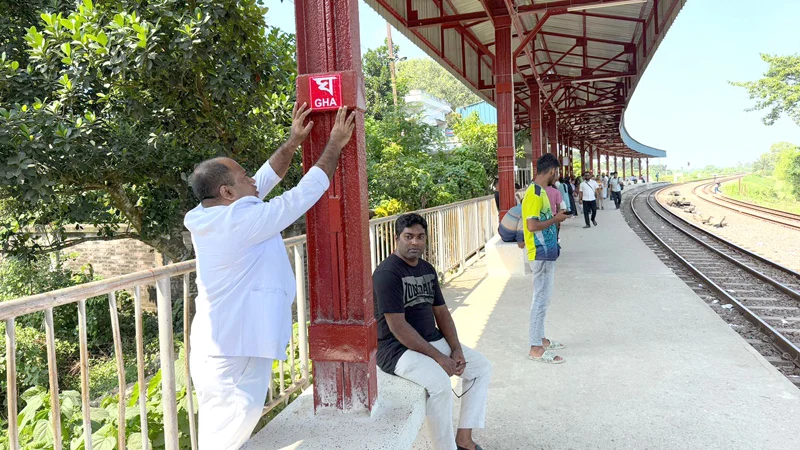 স্টেশনজুড়ে বগি-সংকেতের স্টিকার লাগিয়ে দৃষ্টান্ত স্থাপন করেছেন রেলওয়ের ভ্রাম্যমাণ টিটিই আব্দুল আলীম বিশ্বাস মিঠু।  ছবি- সংগৃহীত