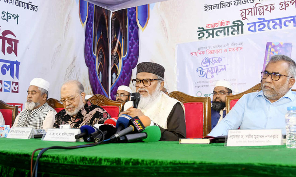 বইয়ের মোড়ক উন্মোচন অনুষ্ঠানে ধর্ম উপদেষ্টা ড. আ ফ ম খালিদ হোসেন। ছবি- সংগৃহীত