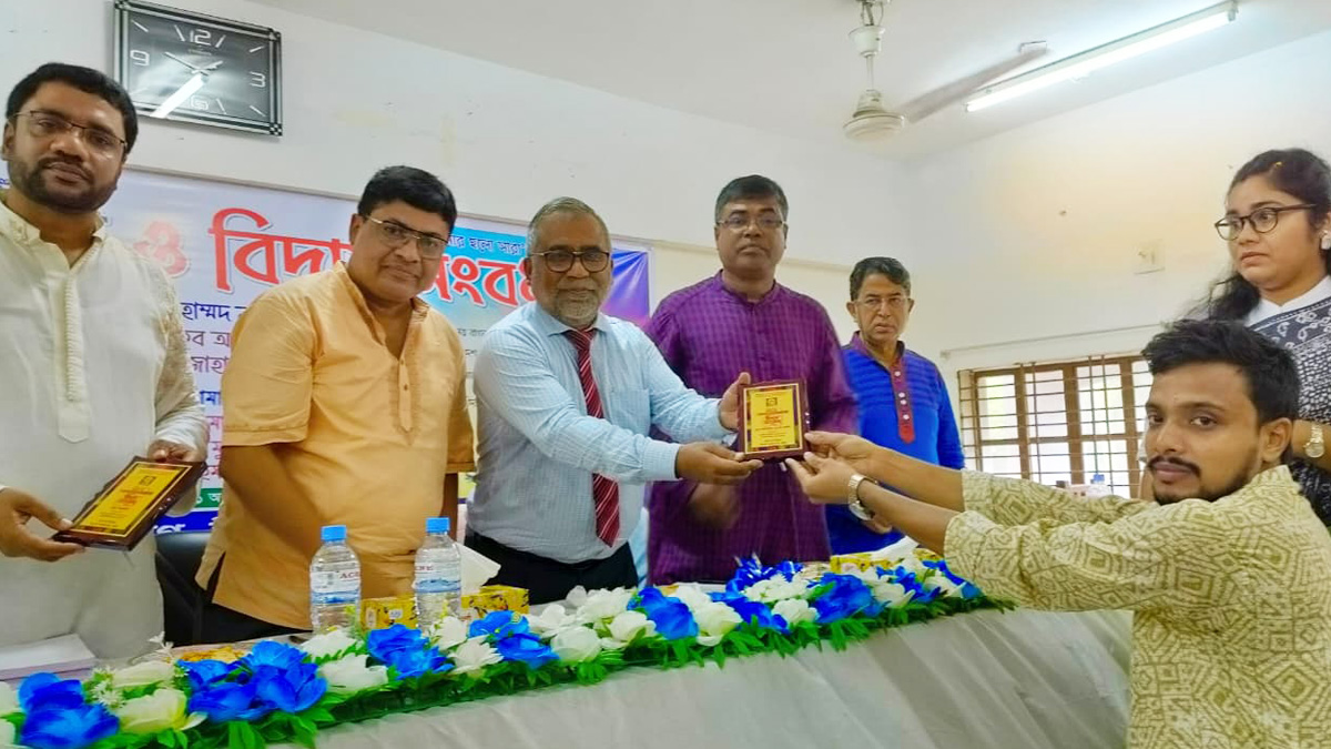 ‍ইবিতে বাংলা বিভাগে স্নাতকের নবীন শিক্ষার্থীদের বরণ। ছবি- রূপালী বাংলাদেশ