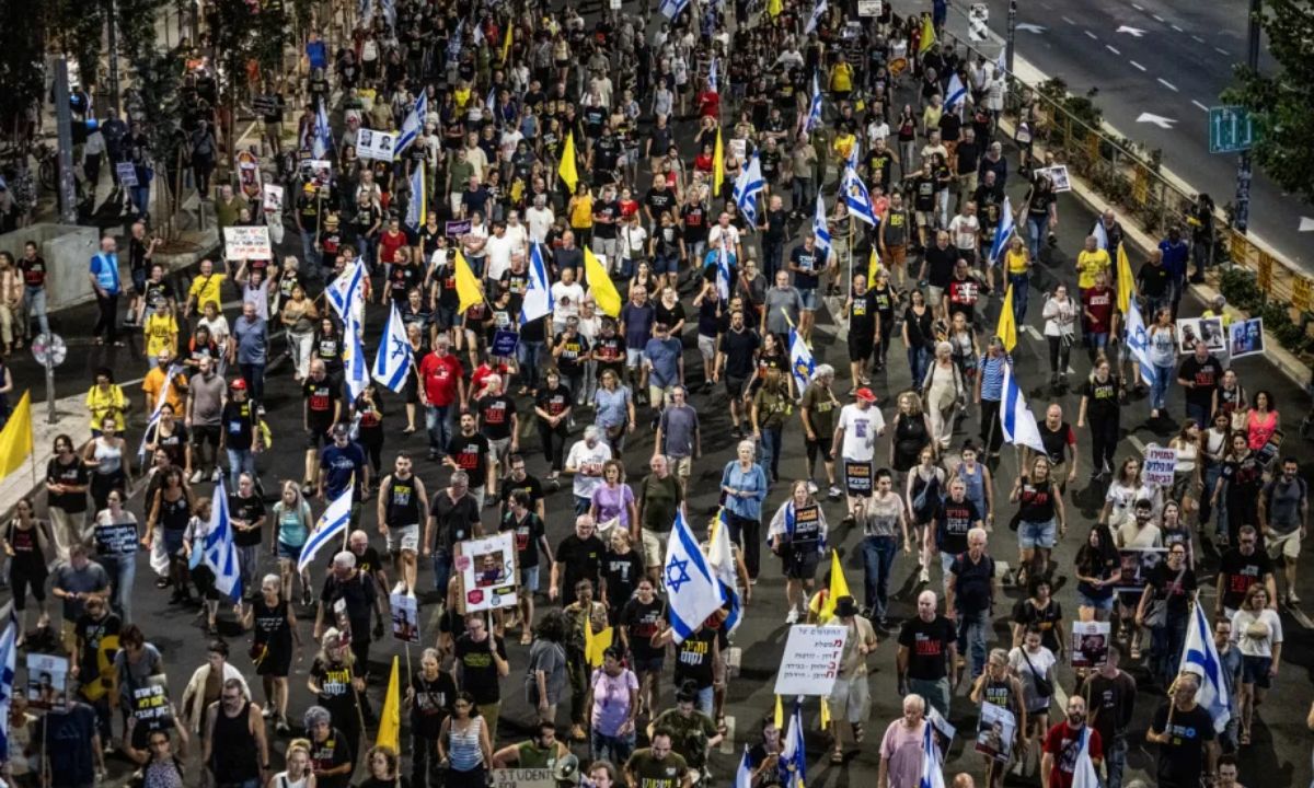 গাজায় জিম্মিদের মুক্তির জন্য চুক্তির দাবিতে তেল আবিবে ইসরায়েলিদের বিক্ষোভ। ছবি- সংগৃহীত
