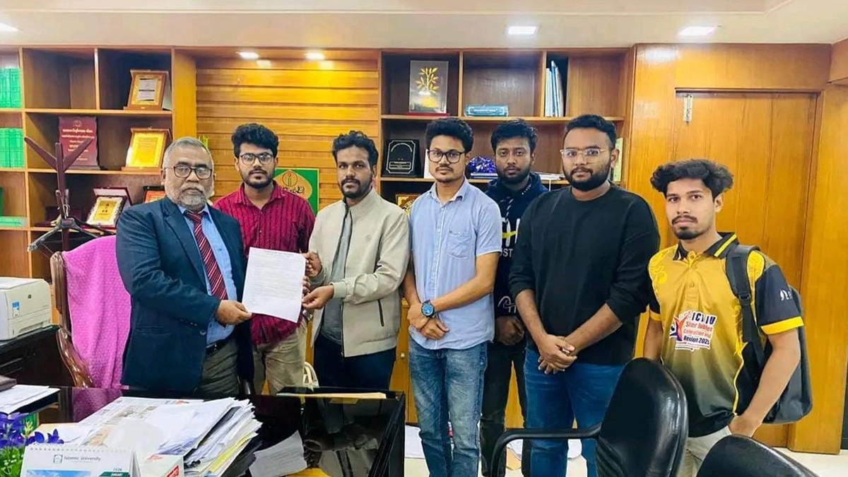 প্রশাসনকে ৭২ ঘণ্টার আল্টিমেটাম দিয়েছে বৈষম্যবিরোধী ছাত্র আন্দোলন। ছবি- রূপালী বাংলাদেশ
