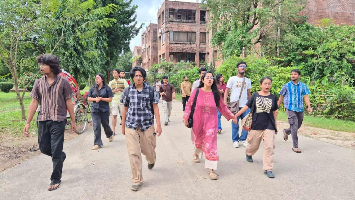 জাহাঙ্গীরনগর বিশ্ববিদ্যালয়ের বিক্ষোভ মিছিল। ছবি- রূপালী বাংলাদেশ