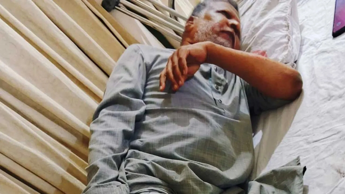 হাসপাতালে জাগপা সভাপতি খন্দকার লুৎফর রহমান। ছবি- সংগৃহীত