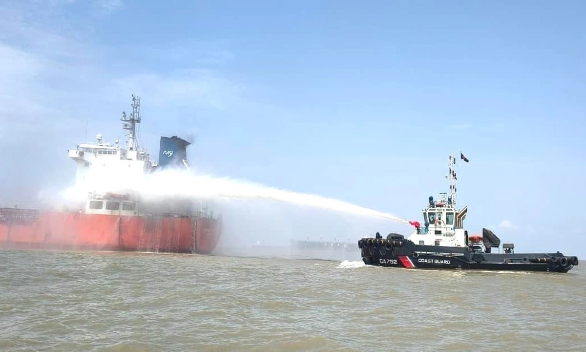 জাহাজে আগুন। ছবি : সংগৃহীত