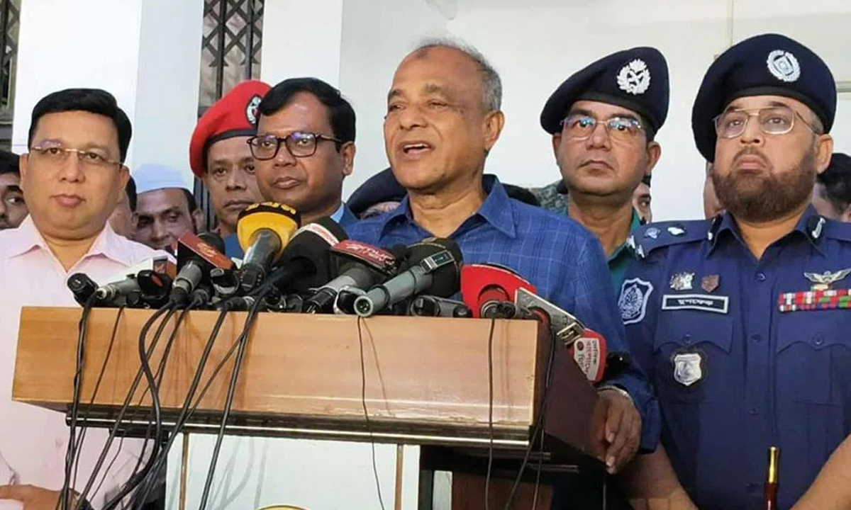 সিলেটে সাংবাদিকদের সঙ্গে আলাপকালে স্বরাষ্ট্র উপদেষ্টা। ছবি - সংগৃহীত